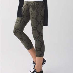Lululemon Wunder Under crop III -Ziggy snake sz 4